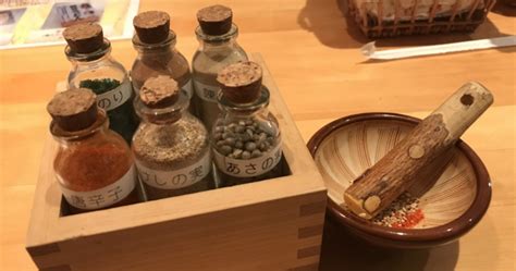 Meaning of 薬味, やくみ, yakumi .